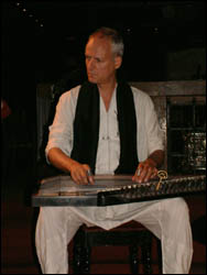 Julien Weiss, director de Al-Kindi, tocando el Qanum