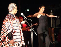 Chavela Vargas con Sara Baras. Foto: Juan Jesús García