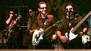 ELEGANTE & EMBUSTERO