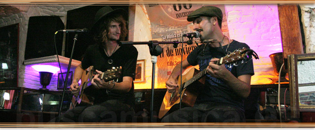 MADEMOISELLE DELIRIO + CARLITOS HOJAS Y...