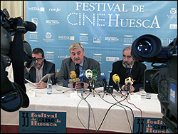 Juan José Vázquez, Viceconsejero de Cultura del Gobierno de Aragón, José María Escriche, Director del Festival de Cine de Huesca, y Fernando Elboj, Alcalde de la ciudad de Huesca